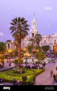 arequipa-provincia-de-arequipa-peru-personas-en-la-plaza-principal-con-la-catedral-de-arequipa-iluminada-por-la-noche-2gear1r