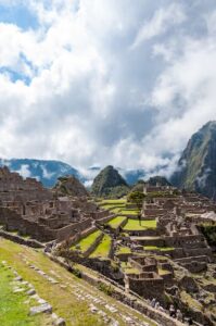 disparo-vertical-fascinante-montana-machu-picchu-dia-nublado_181624-10704